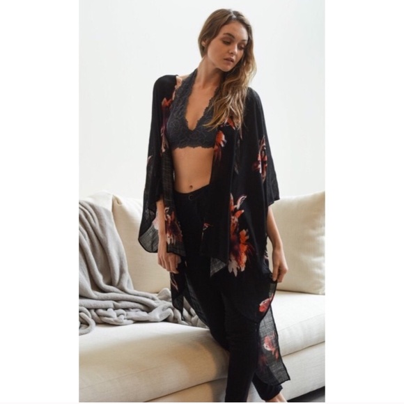 One left! 🌺black floral kimono🌺 - Picture 3 of 8